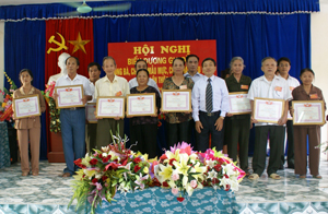 Đại diện lãnh đạo phường Chăm Mát trao giấy khen cho 26 hộ gia đình 