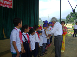 Đại diện lãnh đạo huyện Cao Phong trao học bổng cho học sinh nghèo vượt khó trên địa bàn.