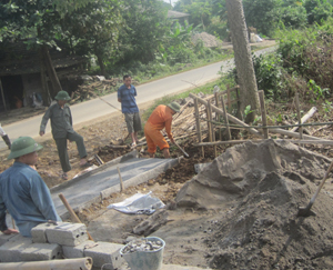 Nhân dân xóm Khăm, xã Bình Sơn (Kim Bôi) đóng góp ngày công và cát, sỏi làm đường giao thông nông thôn.