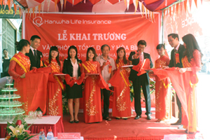 Lãnh đạo UBND thành phố Hoà Bình và Công ty TNHH Bảo hiểm Hanwha Life cắt băng khai trương văn phòng tổng đại lý Bảo hiểm Hanwha life Việt Nam tại Hoà Bình.