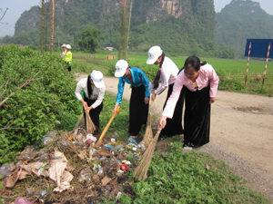 Phụ nữ xã Quy Hậu (Tân Lạc) quét dọn, thu gom rác thải ở khu dân cư.