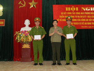 Thiếu tướng Nguyễn Xuân Mười - Phó Tổng cục trưởng Tổng cục XDLL BCA trao thưởng cho các tập thể lập thành tích  xuất sắc trong công tác đấu tranh PCTP.