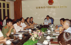 Đồng chí Bùi Văn Cửu, Phó Chủ tịch TT UBND tỉnh và các sở, ngành hữu quan tham gia buổi họp trực tuyến.