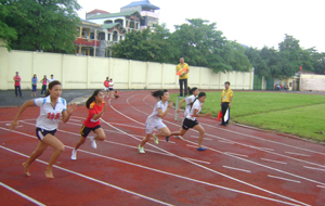 Các VĐV thi đấu ở nội dung 100m nữ.