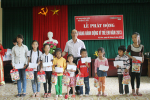 Lãnh đạo Huyện uỷ Kỳ Sơn trao quà cho trẻ em có hoàn cảnh khó khăn.