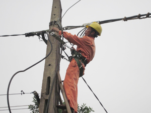 Điện lực thành phố Hòa Bình kịp thời khắc phục sự cố đứt đường dây điện do giông, lốc trên địa bàn xã Yên Mông.