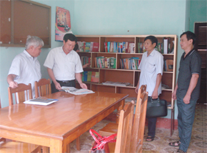 Đoàn kiểm tra tìm hiểu việc cấp phát các ấn phẩm báo cho cho người có uy tín tại xã Cun Pheo (Mai Châu).