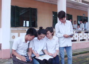 Các thí sinh tại trường THPT Kỳ Sơn chia sẻ, trao đổi về nội dung đề thi trong kỳ thi tốt nghiệp THPT năm 2013.