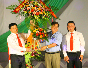 Đồng chí Hoàng Việt Cường, Bí thư Tỉnh ủy tặng hoa chúc mừng lãnh đạo Vietinbank nhân dịp hội diễn văn nghệ được tổ chức tại thành phố Hòa Bình.