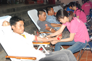 Lực lượng ĐV-TN Lương Sơn là nòng cốt trong việc tuyên truyền tham gia hiến máu nhân đạo. Ảnh: M.T