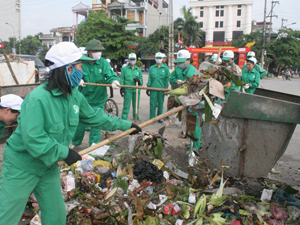 Công nhân Công ty môi trường đô thị thu gom, vận chuyển rác thải kịp thời cho môi trường thành phố xanh- sạch- đẹp.