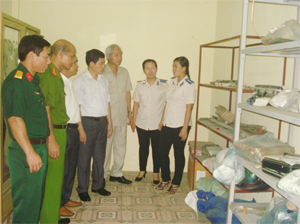 Các thành viên đoàn giám sát thăm kho vật chứng của Cục THADS tỉnh.