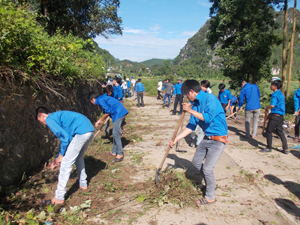 ĐV-TN tham gia thu gom rác thải, phát cỏ dại quanh khu vực khu di tích nhà máy in tiền Chi Nê, xã Cố Nghĩa.
