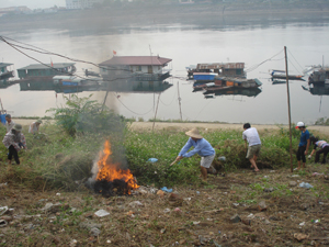 Phường Tân Thịnh (TPHB) phát động thực hiện ngày thứ bảy xanh. Ảnh: Nhân dân tổ 3 làm vệ sinh khu vực bờ kè sông Đà.