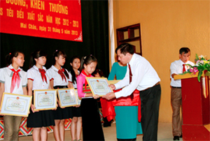 Lãnh đạo phòng GD&ĐT huyện Mai Châu trao giấy khen, phần thưởng cho các em học sinh có thành tích xuất sắc trong năm học 2012-2013.