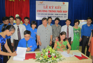 Đồng chí Hoàng Việt Cường, Bí thư Tỉnh ủy chứng kiến Lễ ký kết giữa Bưu điện tỉnh và Đoàn thanh niên tỉnh.