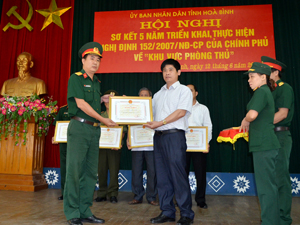 Thay mặt lãnh đạo tỉnh, đồng chí Nguyễn Văn Dũng, Phó Chủ tịch UBND tỉnh trao tặng bằng khen của UBND tỉnh cho 9 tập thể, 7 cá nhân có thành tích xuất sắc trong thực hiện Nghị định 152.