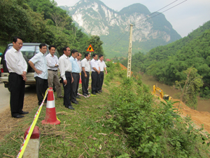 Đoàn công tác của BCĐ NQ 37 tỉnh kiểm tra Kè chống sạt lở khu vực chợ Co Lương xã Co Lương (Mai Châu).