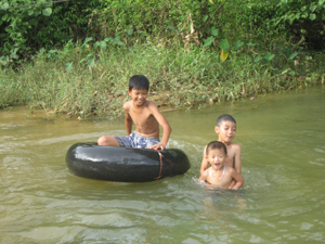 Có an toàn khi trẻ em tắm suối không có người lớn trông coi? (ảnh chụp tại xóm Nút - xã Dân Hạ- Kỳ Sơn).