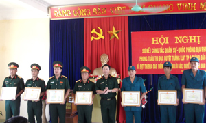 Tại hội nghị, Đảng ủy - Ban CHQS thành phố đã tặng giấy khen cho 7 cá nhân vì có thành tích xuất sắc.