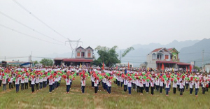 Màn đồng diễn của khối học sinh phổ thông tại lễ khai mạc đại hội TDTT xã Yên Trị năm 2013.