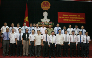 Các đồng chí lãnh đạo UBND tỉnh, các sở, ngành, doanh nghiệp và các Đại sứ, Trưởng đại diện Việt Nam ở nước ngoài tại buổi tọa đàm.