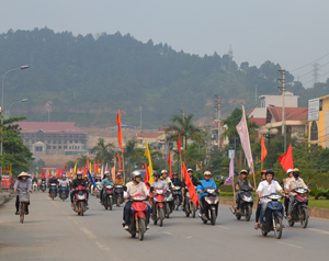 Xe diễu hành trên địa bàn phường Phương Lâm (TPHB).