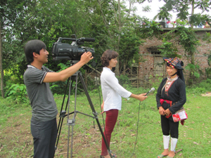 Phóng viên Báo Hòa Bình điện tử phỏng vấn hội viên Hội NCT xã Đú Sáng (Kim Bôi) trong phong trào thi đua “Tuổi cao gương sáng”.