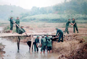 Lực lượng DQTV xã  Mỹ Hòa (Tân Lạc) tham gia khắc phục hậu quả lũ bão, phòng - chống giảm nhẹ thiệt hại của thiên tai trên địa bàn xóm Chù Bụa.