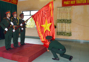 Chiến sĩ mới tuyên thệ trước lá cờ truyền thống của LLVT tỉnh sẵn sàng nhận và hoàn thành tốt mọi nhiệm vụ được giao.