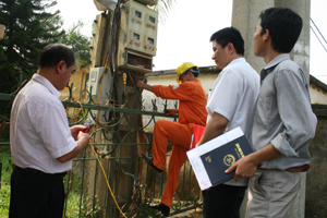 Đoàn kiểm tra công tơ điện tại khu 10- thị trấn Chi Nê (Lạc Thuỷ).