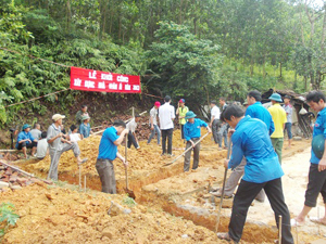 ĐVTN tham gia khởi công xây dựng nhà nhân ái cho gia đình đoàn viên Đỗ Văn Hoà.