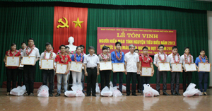 Lãnh đạo UBND thành phố Hoà Bình khen thưởng tập thể, cá nhân tiêu biểu tham gia HMTN.