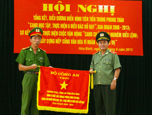 Thừa ủy quyền Bộ trưởng Bộ công an, Thiếu tướng Bùi Đức Sòn, Giám đốc Công an tỉnh trao cờ thi đua xuất sắc cho 2 tập thể.