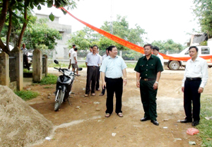 Đồng chí Hoàng Việt Cường, Bí thư Tỉnh ủy cùng các đồng chí lãnh đạo Bộ CHQS tỉnh, Sở GT-VT và huyện Lạc Sơn đi khảo sát tuyến đường GTNT tại xã Bình Chân trong KVPT đang được đầu tư cải tạo.