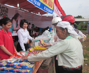 Người dân xã Mông Hóa (Kỳ Sơn) đến hội chợ mua sắm.