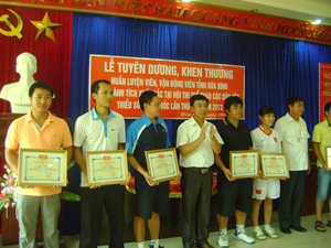 Lãnh đạo Sở VH, TT & DL trao giấy khen cho các huấn luyện viên, VĐV đạt thành tích tại hội thi.