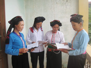 Chị em phụ nữ xã Tu Lý (Đà Bắc) trao đổi kiến thức, kinh nghiệm chăm sóc sức khoẻ gia đình và nuôi dạy con cái.