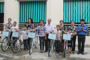 Lãnh đạo huyện Kỳ Sơn trao tặng xe đạp cho các em học sinh khó khăn ở xa trường.