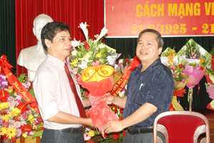 Đồng chí Đinh Văn Dực, Chủ tịch UBMTTQ tỉnh tặng hoa chúc mừng CB, PV, BTV Báo Hoà Bình nhân ngày báo chí cách mạng Việt Nam 21-6.