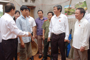 Đoàn ĐBQH tỉnh thăm hỏi nhân dân xóm Bui, xã Mãn Đức (Tân Lạc) đang khắc phục hậu quả cơn lốc ngày 25/4/2013.


