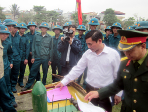 Năm 2013, huyện Yên Thuỷ tổ chức ra quân huấn luyện 
với sự tham gia của 300 chiến sĩ dân quân tự vệ và sĩ quan dự bị động viên.
