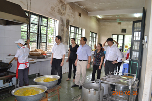 BCĐ liên ngành về vệ sinh ATTP tỉnh kiểm tra tại bếp ăn trường PT DTNT tỉnh.