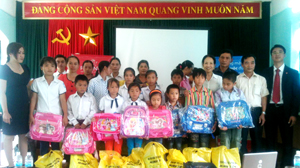 Đại diện công ty Prudential Việt Nam trao quà cho các em học sinh giỏi tiêu biểu huyện Mai Châu.