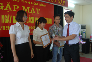 Đồng chí Đinh Văn Ổn, TBT Báo Hoà Bình, Chủ tịch Hội Nhà báo tỉnh trao giải cho các tác giả đạt giải nhì giải báo chí tỉnh năm 2012. 

 

