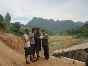 Các hộ dân thôn Nam Thượng (Nam Thượng - Kim Bôi) tiếp tục khiếu kiện vì công tác đền bù, hỗ trợ GPMB dự án hồ Cái Cha II chưa được giải quyết kịp thời, dứt điểm.

