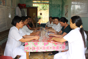 Đại diện công đoàn ngành y tế huyện Lạc Sơn trao đổi chuyên môn, nghiệp vụ với đoàn viên công đoàn Trạm y tế xã Yên Nghiệp.

