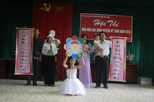 Gia đình chị Nguyễn Thị Luyến, xóm Bãi Nai, xã Mông Hoá đạt giải nhất tại hội thi văn hoá gia đình huyện Kỳ Sơn năm 2013.

