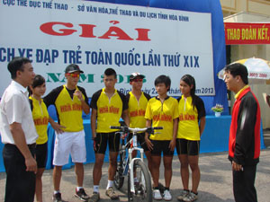 Lãnh đạo Sở VH - TT và DL trao đổi, động viên với HLV, VĐV đội tuyển xe đạp tỉnh tại Giải vô địch xe đạp trẻ toàn quốc năm 2013.

