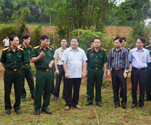 Lãnh đạo huyện Lạc Sơn và các đồng chí trong BCĐ diễn tập tỉnh trao đổi những việc cần tập trung giải quyết trong diễn tập KVPT huyện Lạc Sơn năm 2013. 

